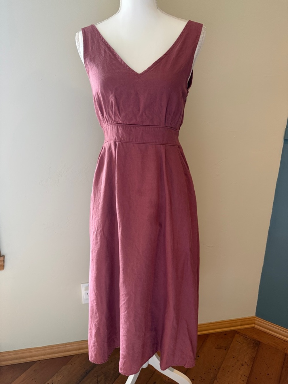 Cynthia Rowley Women's 4 Mauve A-line midi dress featuring a V-neckline Dress